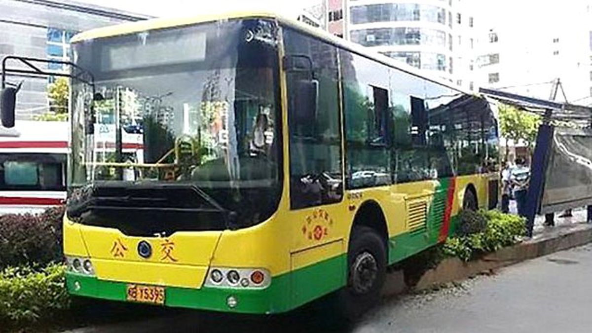 Şoför Direksiyon Başında Kalp Krizi Geçirince Kontrolü Yolcu Aldı