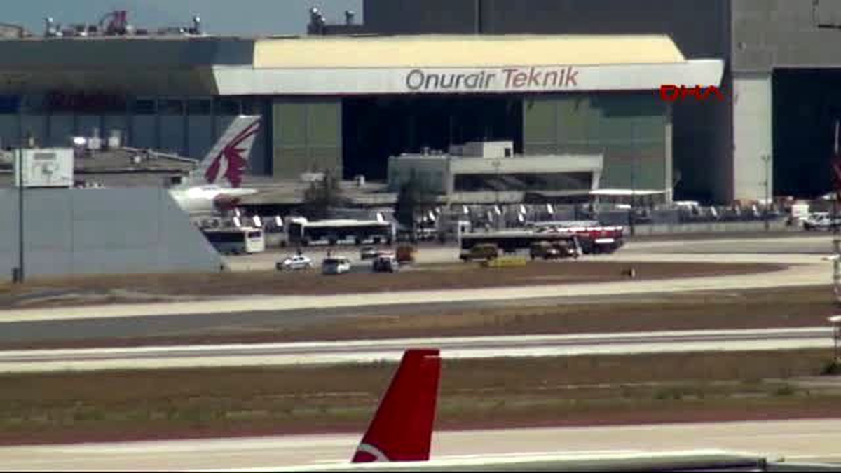 Sol Motorunda Alev Uzaması Yaşanan Uçak Atatürk Havalimanı\'na İndi