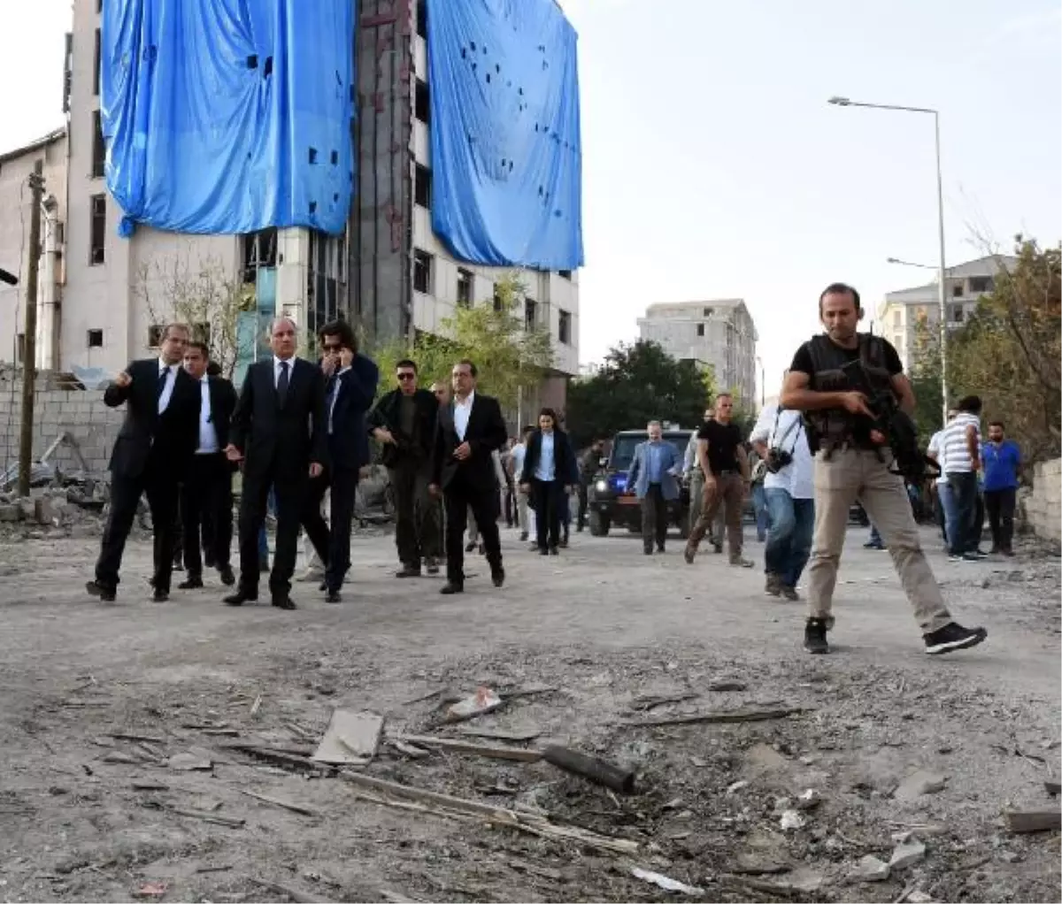 Van\'da Bombalı Saldırıda 1 Polis Şehit Oldu, 2 Sivil Yaşamını Yitirdi, 73 Yaralı Var (10)