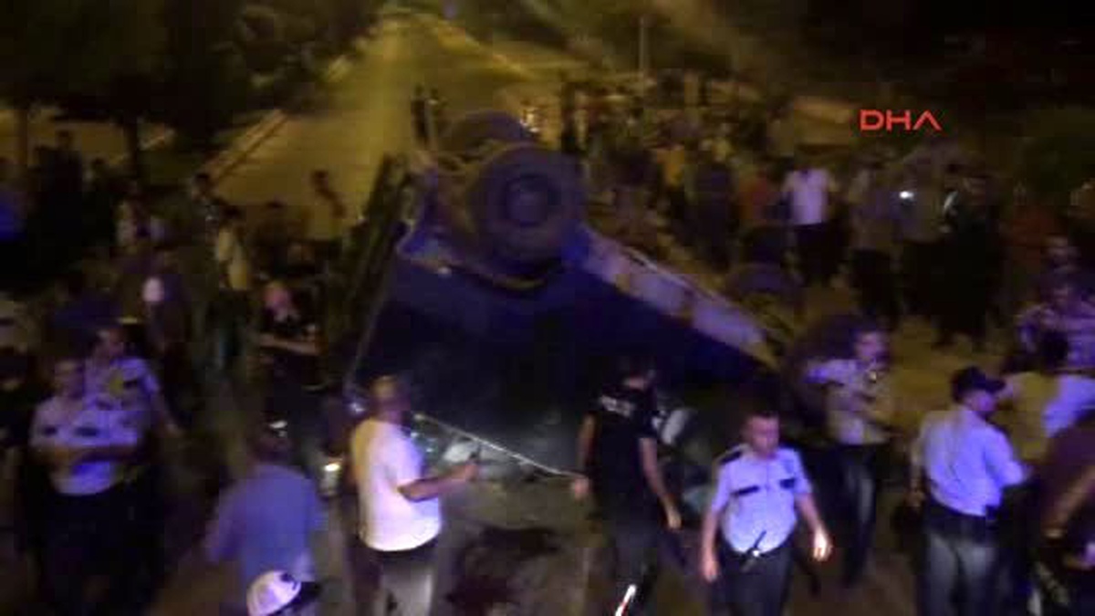 Adıyaman\'da Polis Aracı Otomobille Çarpıştı: 3 Yaralı