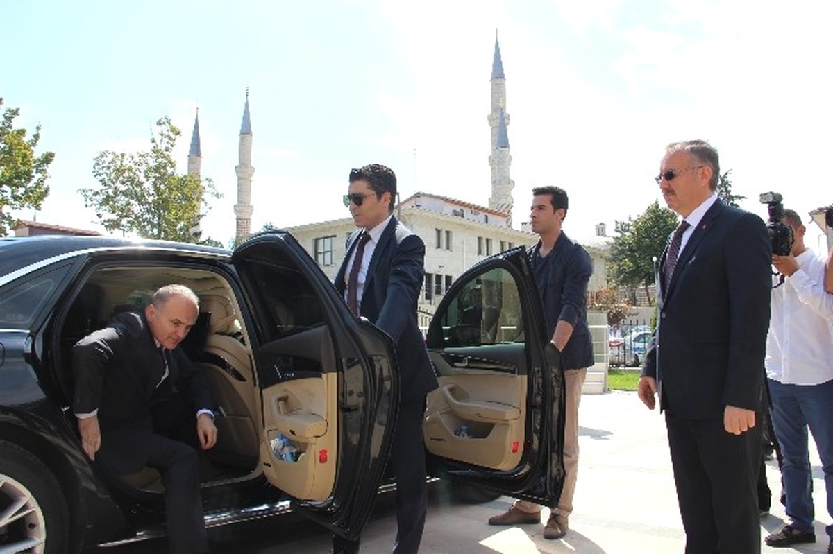Bakan Özlü: "Obama Nobel Ödülü\'nü Hak Etmedi"