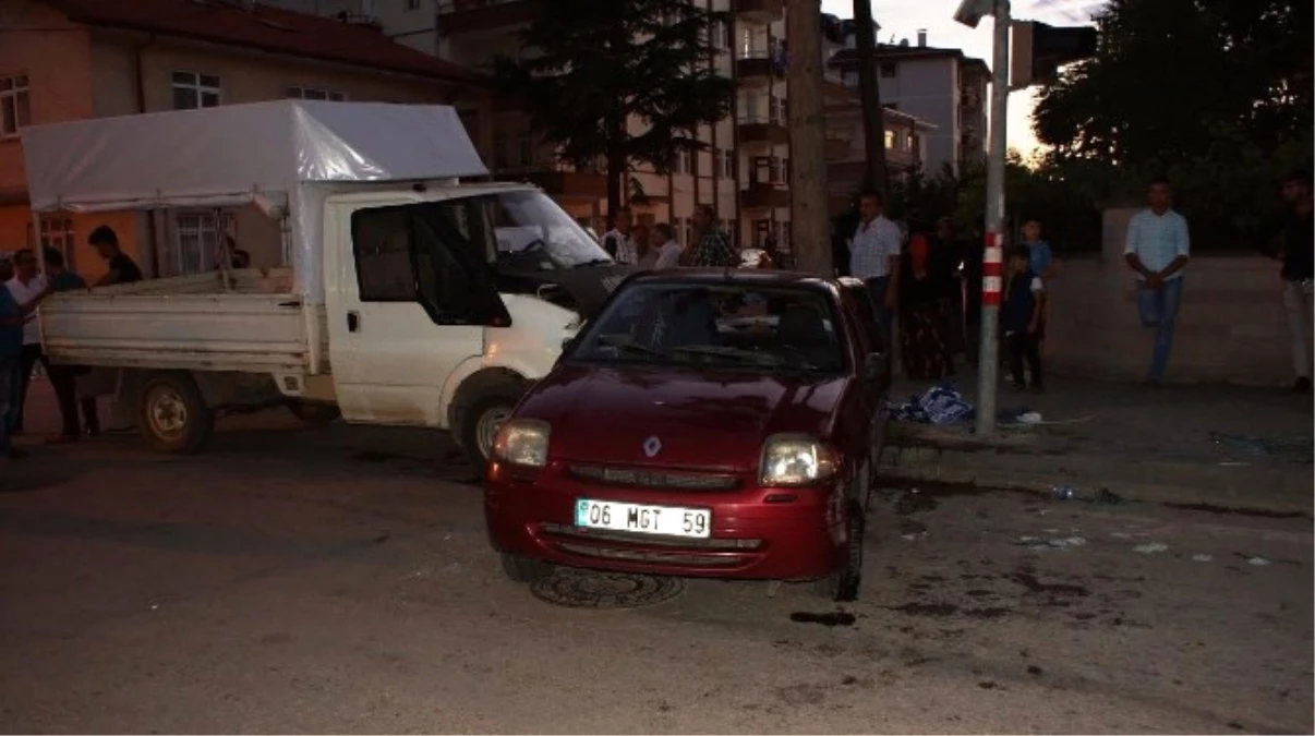 Başkent\'te Otomobille Kamyonet Çarpıştı: 6 Kişi Yaralandı