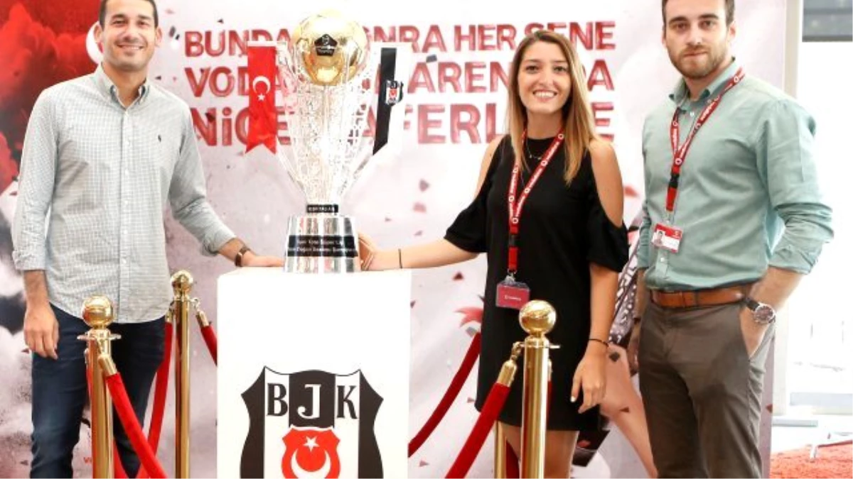 Beşiktaş Jk\'nın Şampiyonluk Kupası Plaza\'da Sergilendi