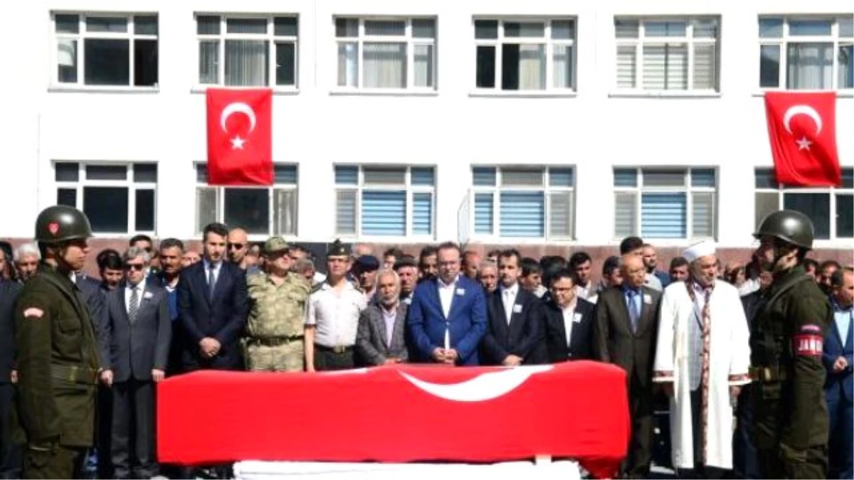 Bitlis\'te Şehit Olan Askerler ve Korucu İçin Tören Düzenlendi