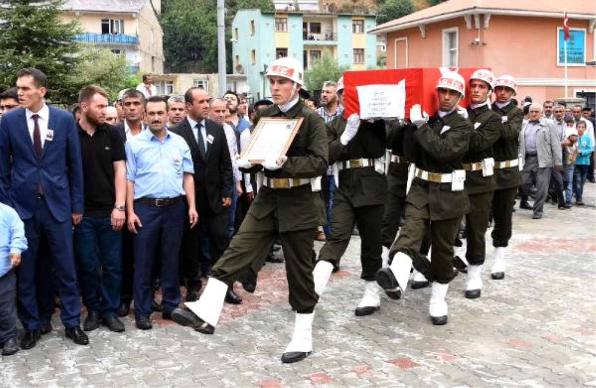 Bitlis\'te Şehit Olan Astsubay Salçuk, Çatak\'ta Toprağa Verildi