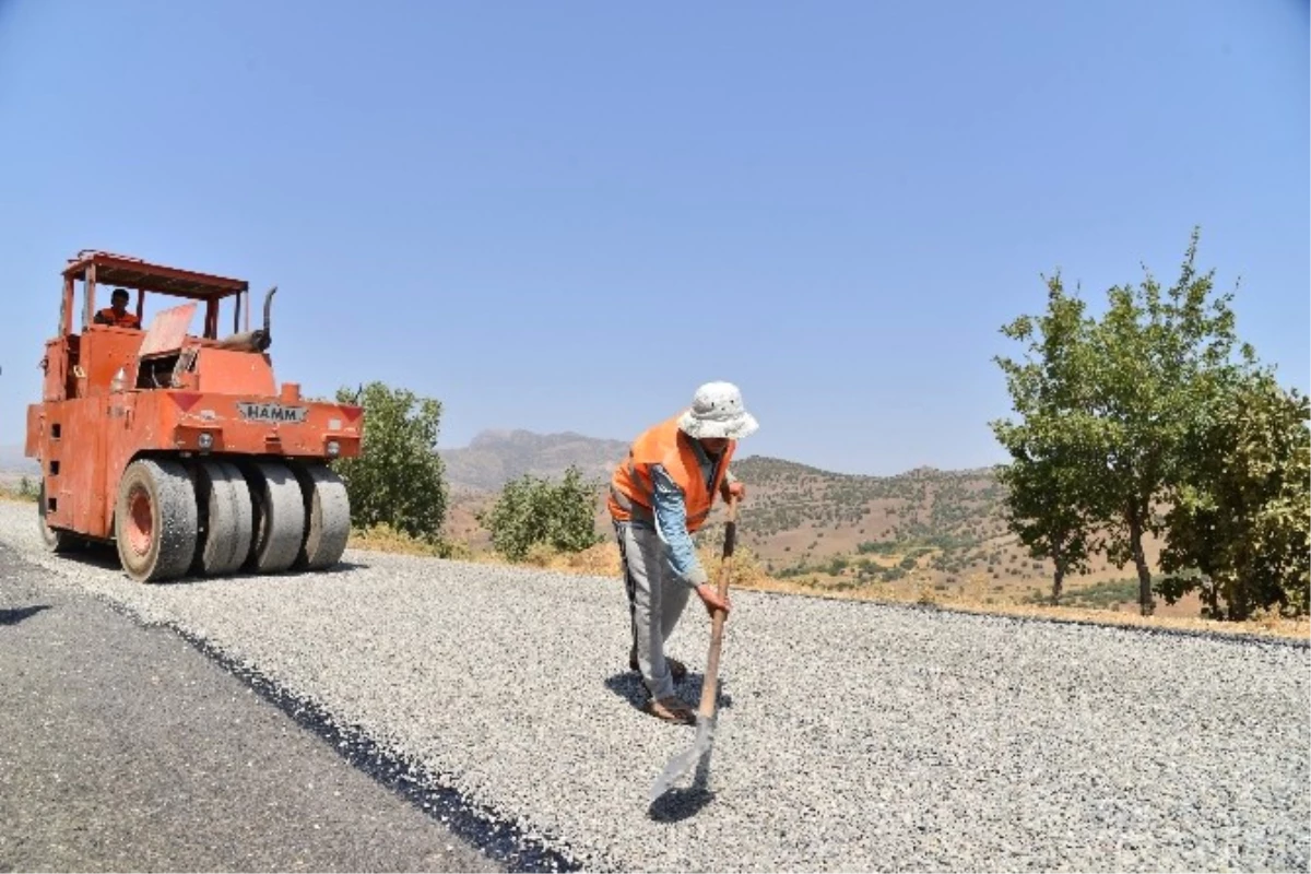 Çermik\'in Kırsal Mahallelerinde Asfaltlama Sürüyor