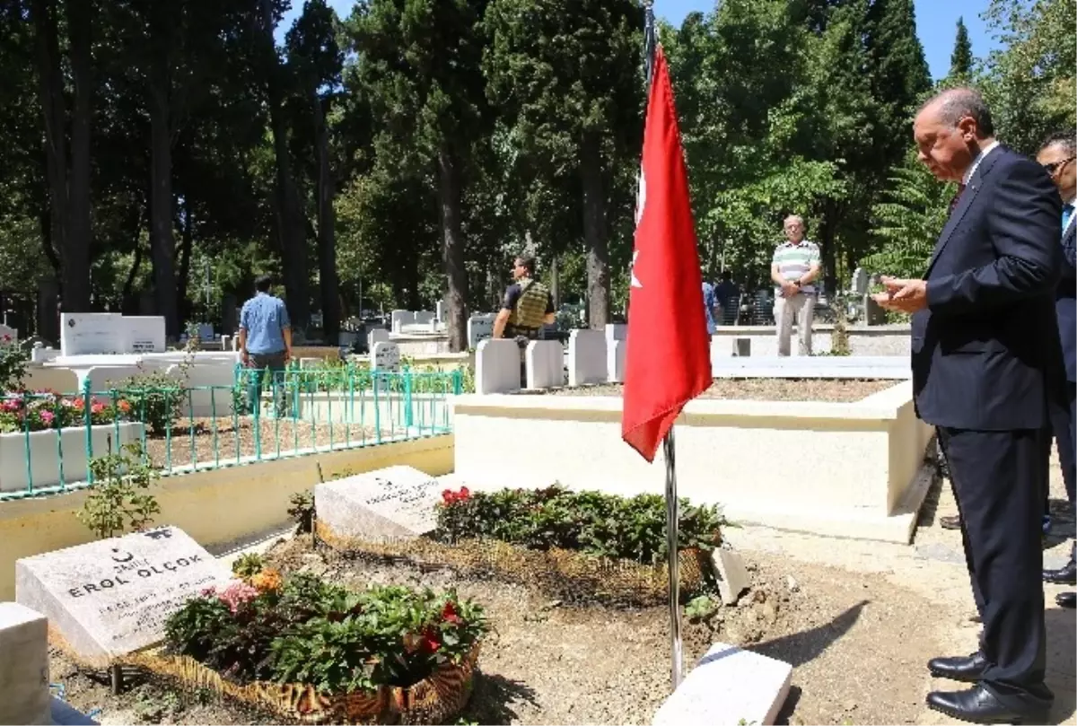 Cumhurbaşkanı Erdoğan, Arkadaşı Erol Olçok ve Oğlunun Mezarlarını Ziyaret Etti