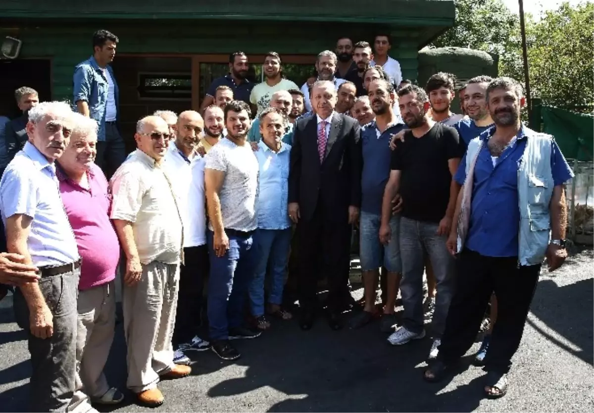Cumhurbaşkanı Erdoğan Dolmuş Durağını Ziyaret Etti