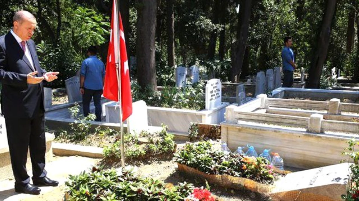 Cumhurbaşkanı Erdoğan Reklamcısı Erol Olçok\'un Mezarını Ziyaret Etti