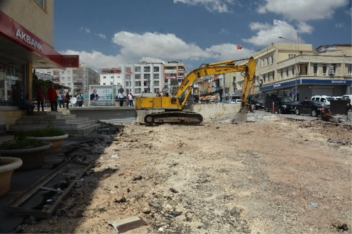 Cumhuriyet Meydanı ve Otopark Girişinde Çevre Düzenlemesi