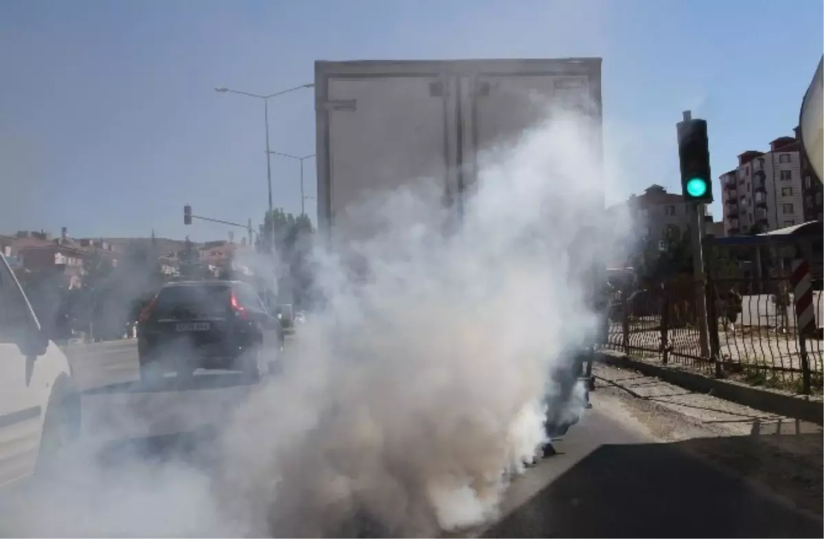 Egzozundan Aşırı Duman Çıkartan Kamyonet Trafiği Tehlikeye Düşürdü