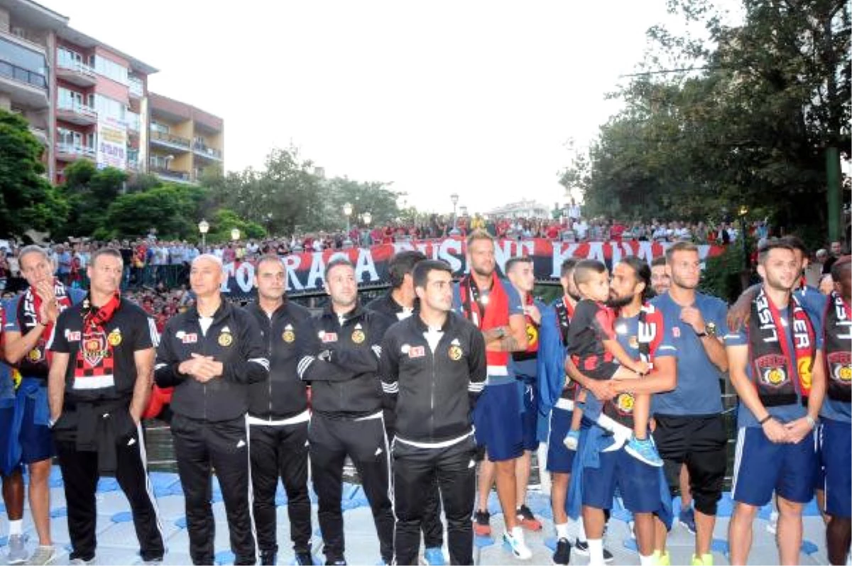 Eskişehirsporlu Futbolcular Porsuk Çayı\'nda Taraftarla Buluştu