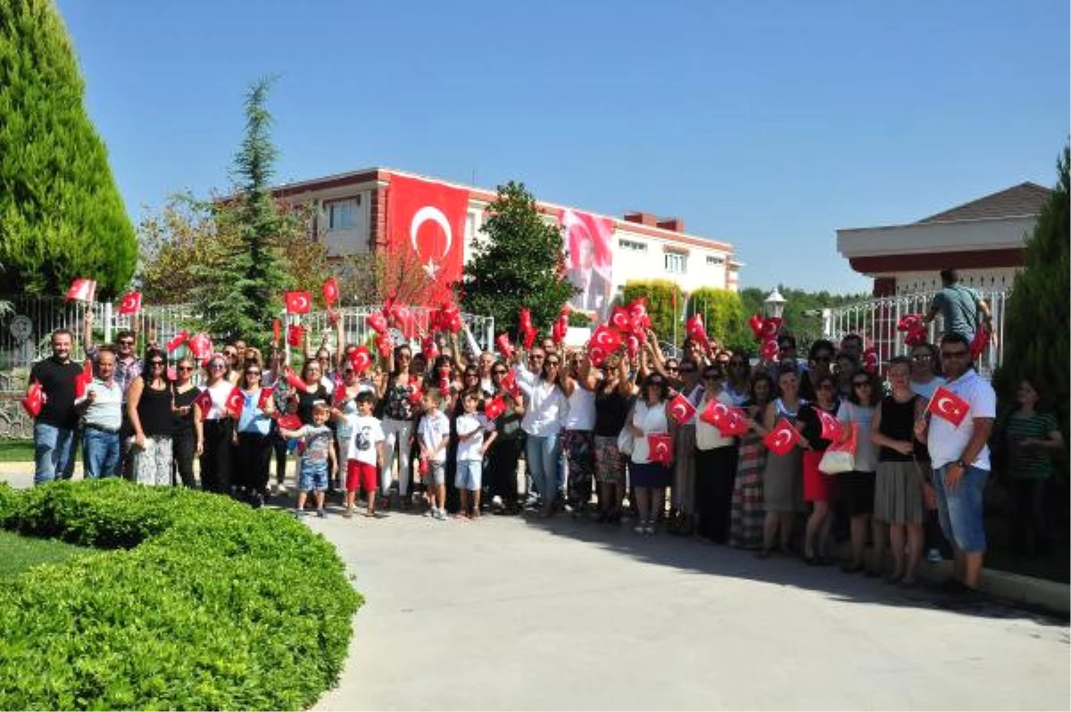 İzmir\'de Veli ve Çalışanlardan Kapanan Okul Önünde Nöbet