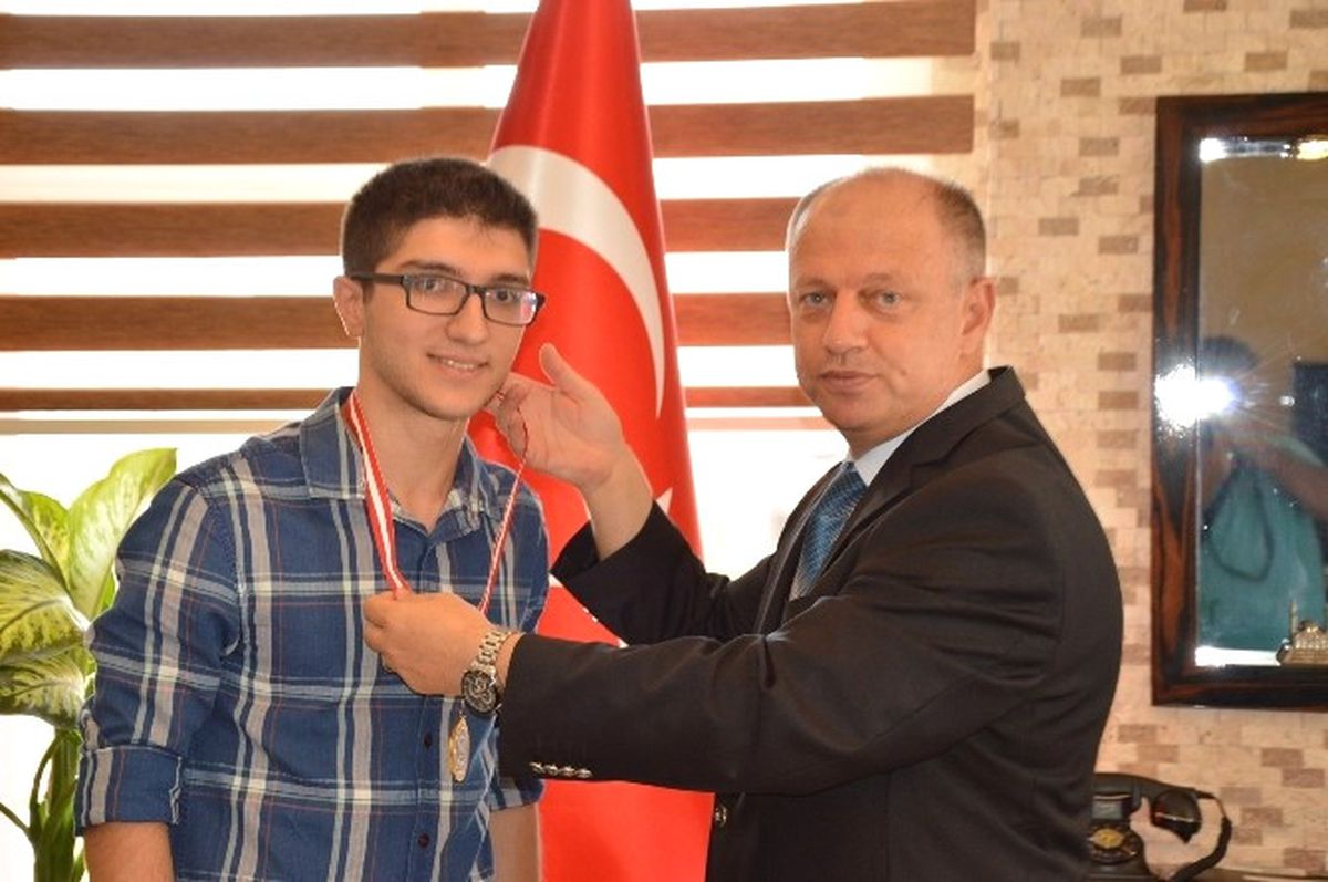 Kaymakamdan Başarılı Öğrenciye Tebrik