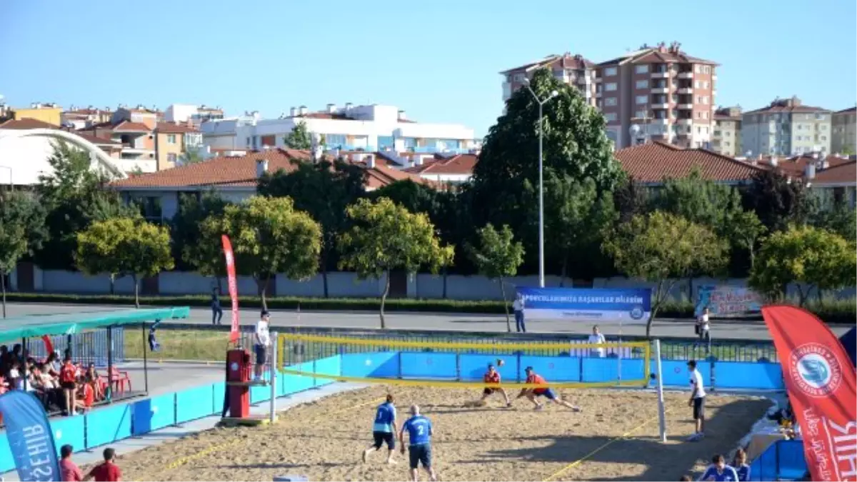 Kum Voleybolu Şenliğine 62 Takım Katıldı