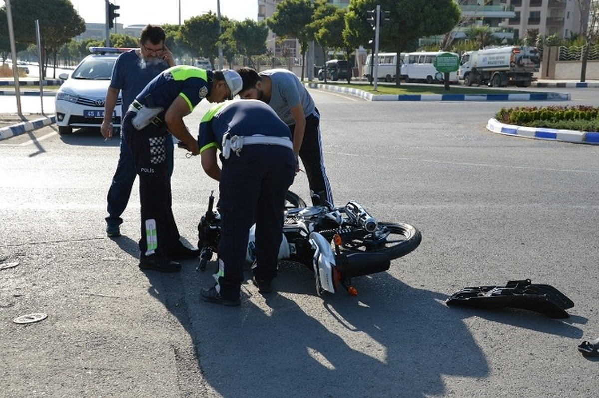 Manisa\'da Motosiklet ve Otomobil Çarpıştı: 2 Yaralı