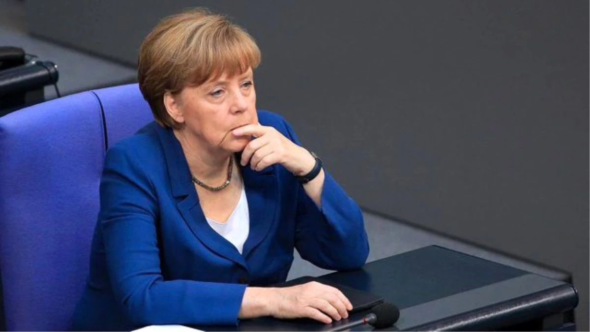Merkel\'den Burka Açıklaması: Almanya\'ya Uyum Sağlayamaz