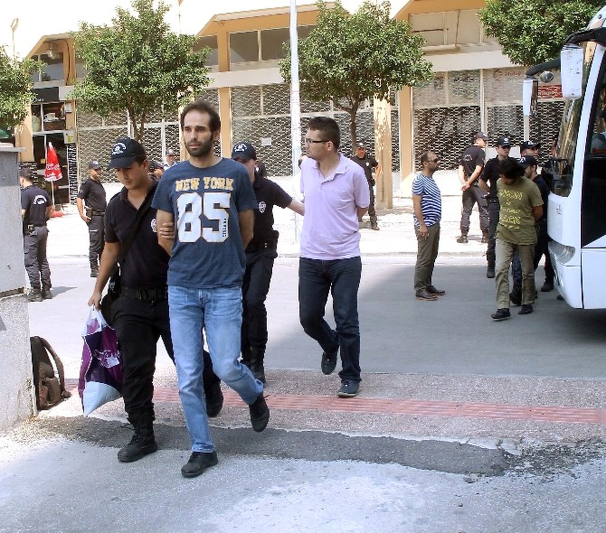 Mersin\'de Fetö Operasyonunda 30 Emniyetçi Adliyeye Sevk Edildi