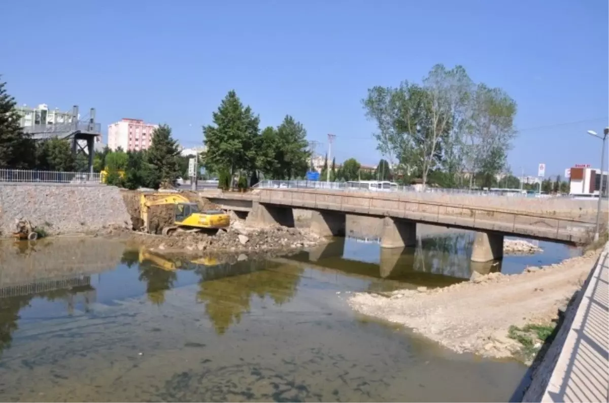 Sarıdere Üzerine Yaya Köprüsü İnşa Ediliyor