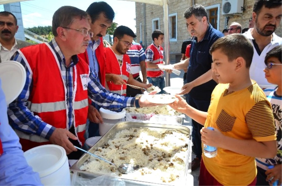 Türk Kızılayı Şehitler İçin Bin 500 Kişiye Yemek Verdi