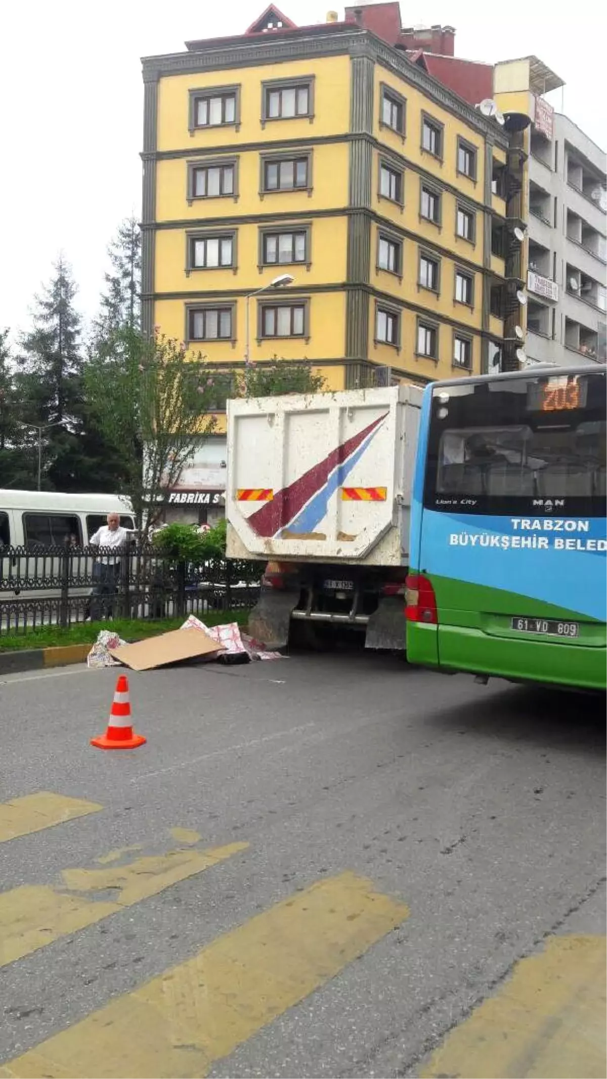 Yolun Karşısına Geçmek İsterken Kamyon Altında Can Verdi