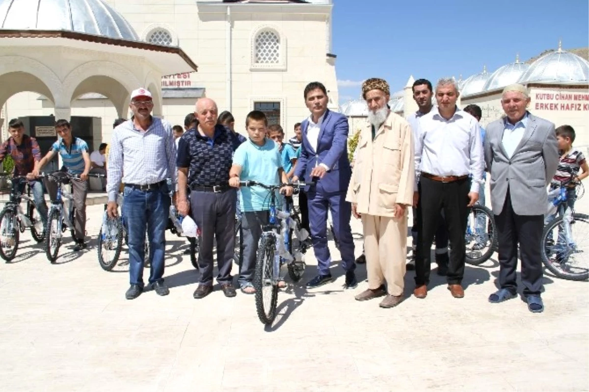Yozgatlı Hayırsever İş Adamı Bilal Şahin Hafızlık Eğitimi Alan Öğrencilerine Bisiklet Hediye Etti