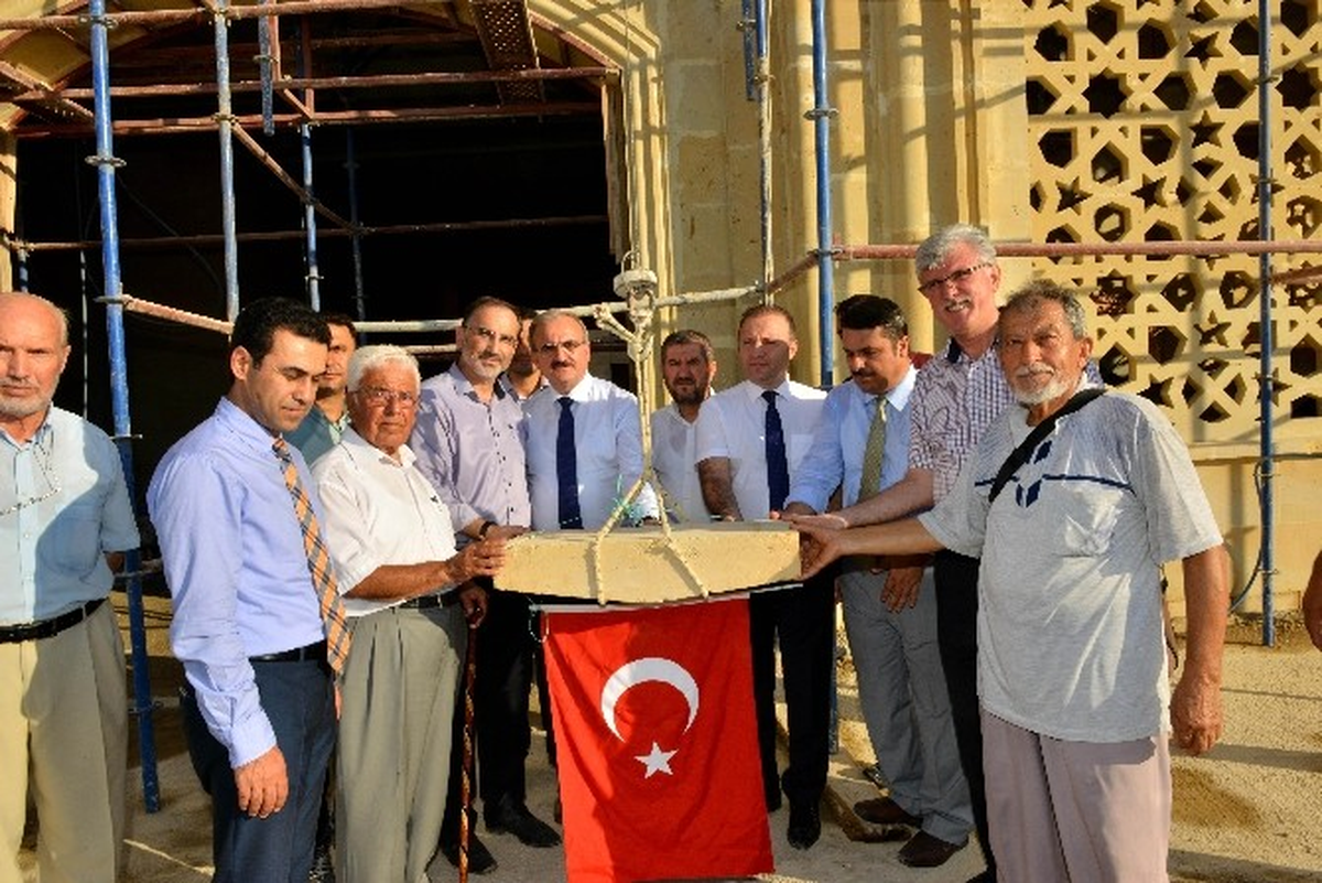 Akdeniz Üniversitesi Cami\'ne Son Taş Vali Karaloğlu\'ndan