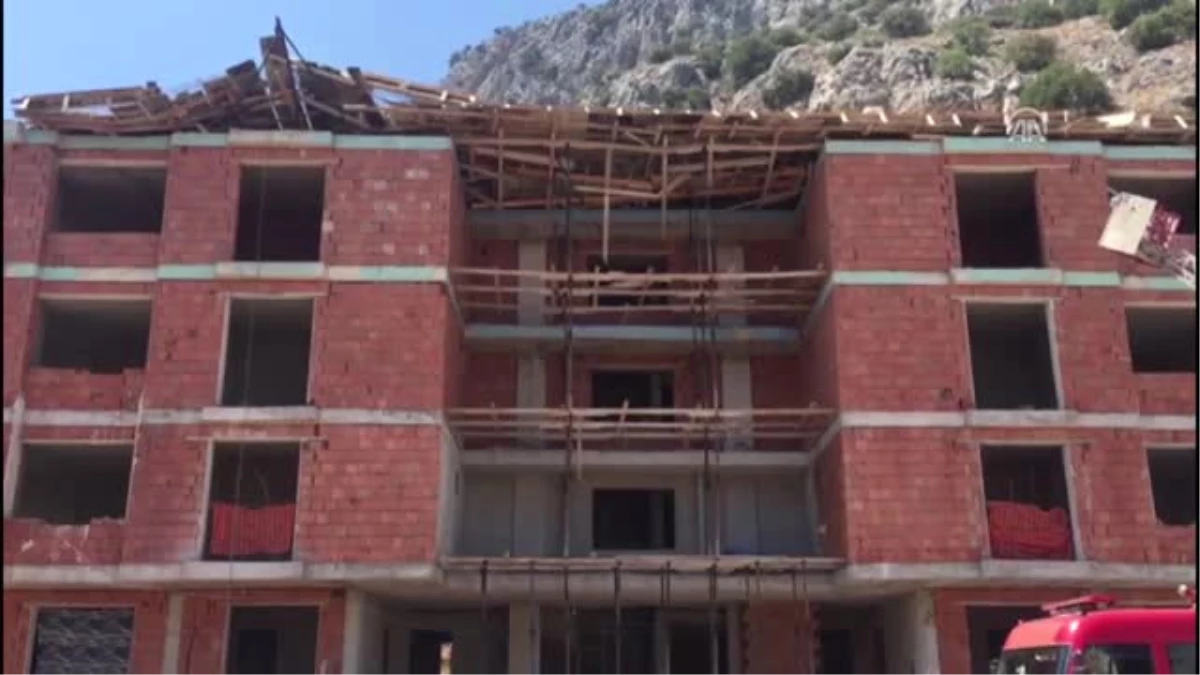 Antalya\'da İnşaatın Çatısı Çöktü