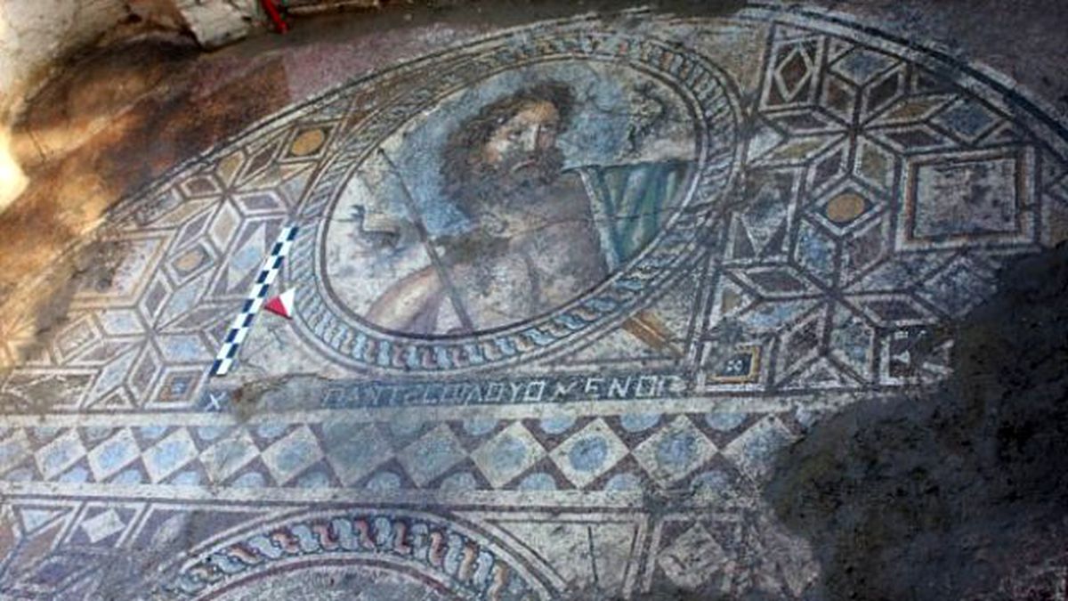 Antik Kentte 'Poseidon' Tasvirli Mozaik Bulundu