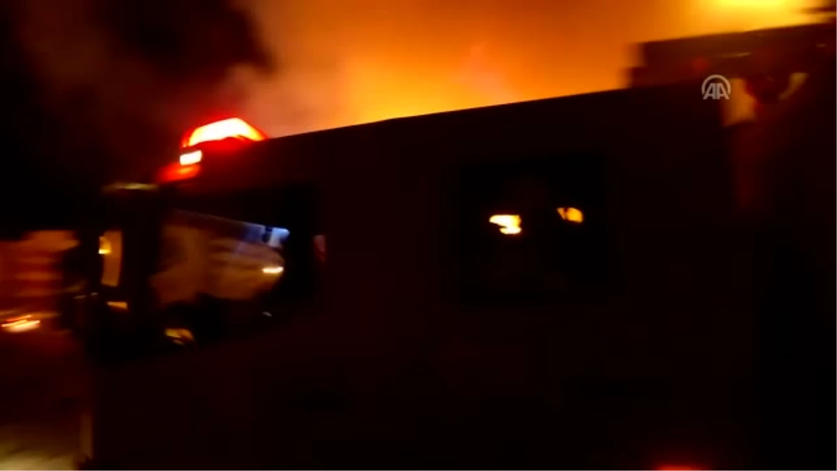 Bandırma\'da Alışveriş Merkezinin Deposunda Yangın