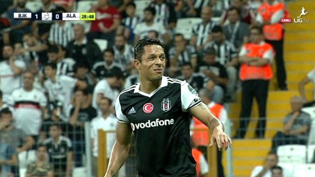 Beşiktaş'ta Adriano, Alanyaspor Maçında Sakatlanarak Oyundan Çıktı