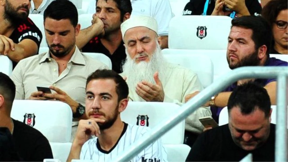 Beşiktaşlı Ömer Şişmanoğlu\'nun Babası Oğlu için Dua Ederken Fotoğraflandı