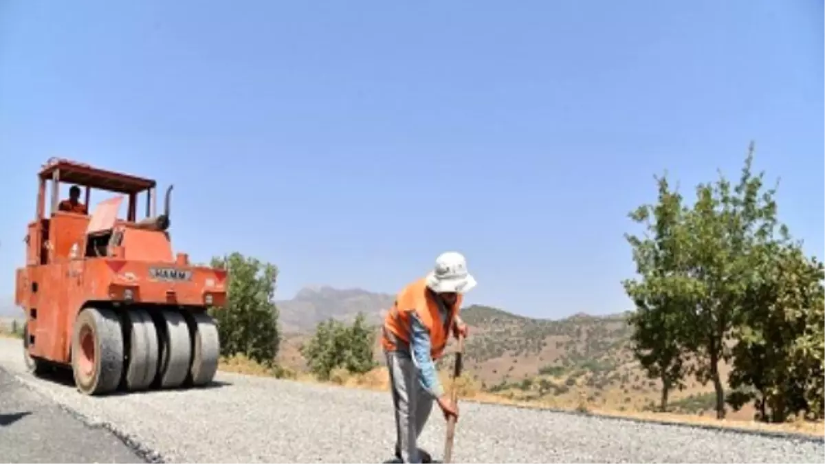 Çermik\'in Kırsal Mahallelerinde Asfaltlama Sürüyor