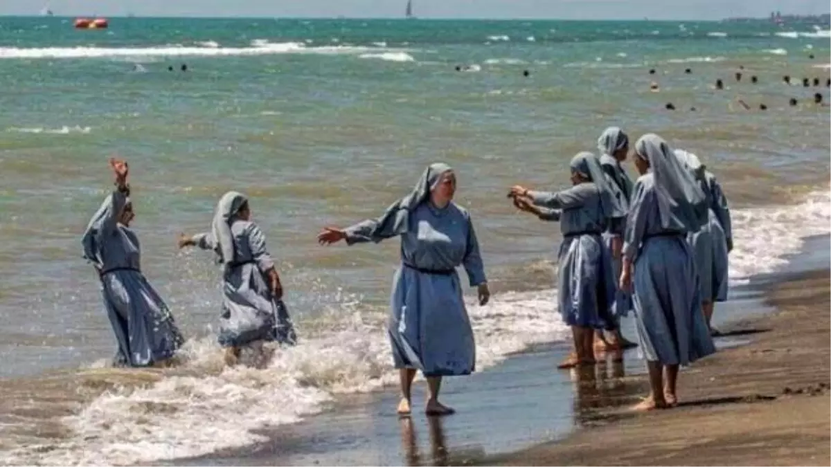 Denize Giren Rahibelerin Fotoğrafını Paylaşan İmamın Facebook Hesabı Donduruldu