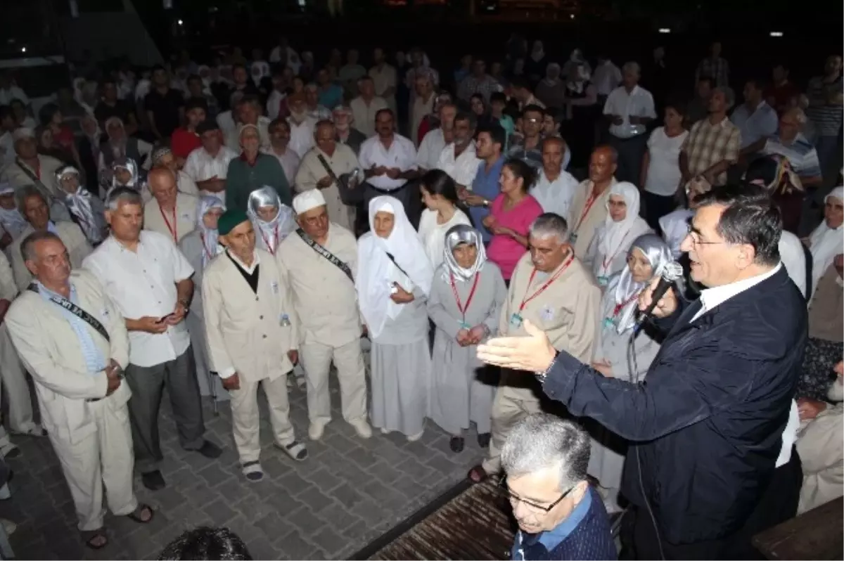 İlk Hacı Kafilesi Dualarla Uğurlandı