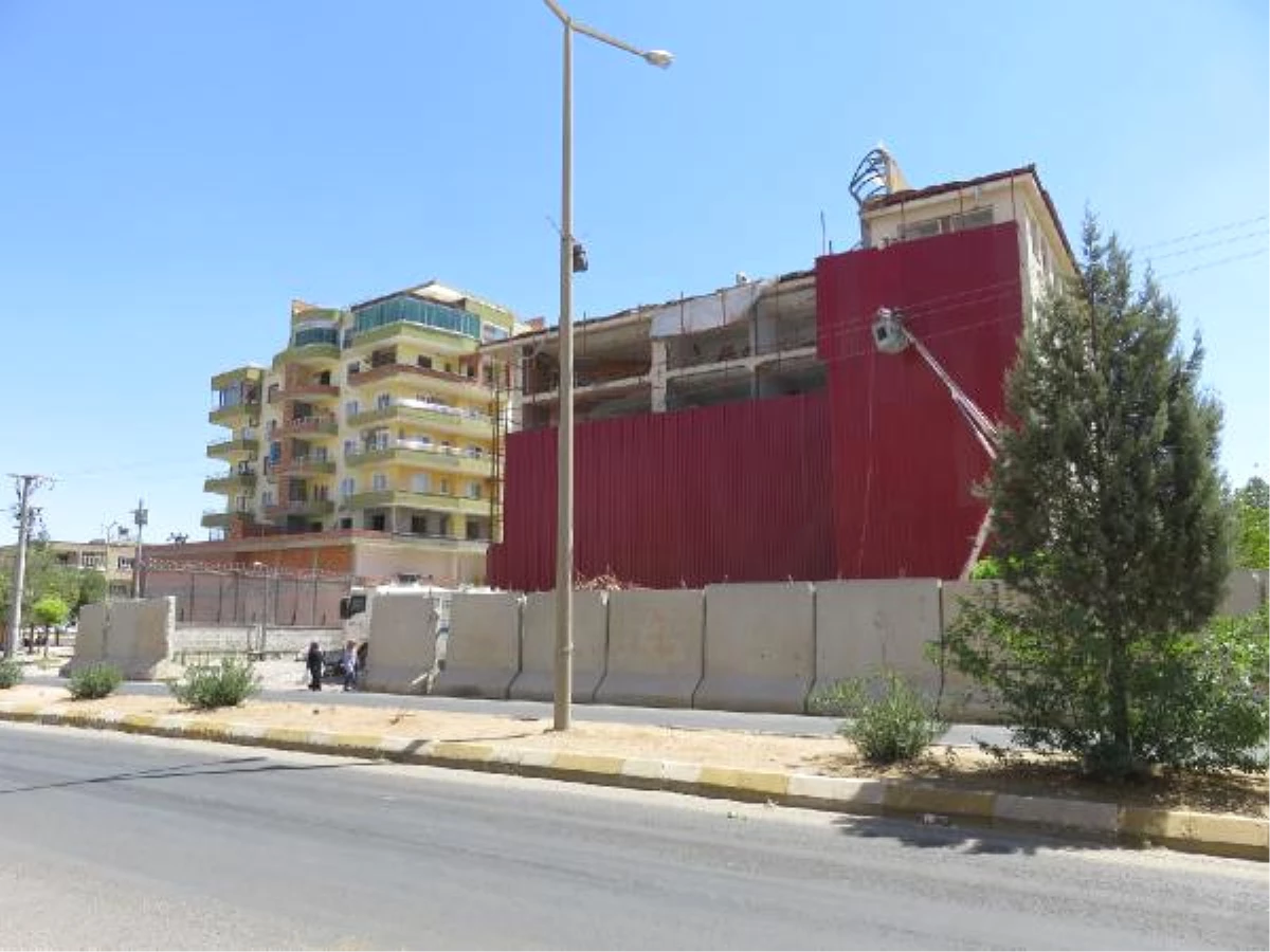 PKK'nın Kullanılamaz Hale Getirdiği Emniyet Binası Saç Levhalar ile Kapatıldı