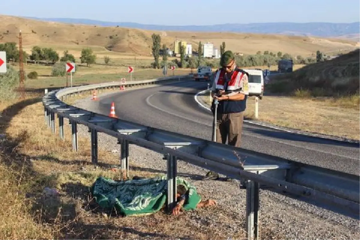 Motosikleti ile Bariyerlere Çarpan Sürücü Öldü