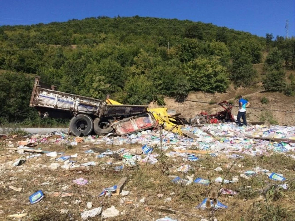 Okul Kitaplarını Taşıyan Kamyon Devrildi: 2 Ölü, 2 Yaralı