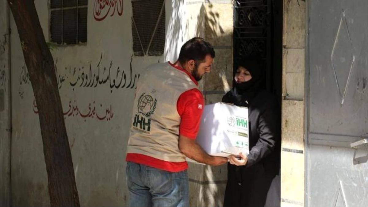 Saldırı Altındaki Halep\'e Yardımlar Ulaştırılıyor