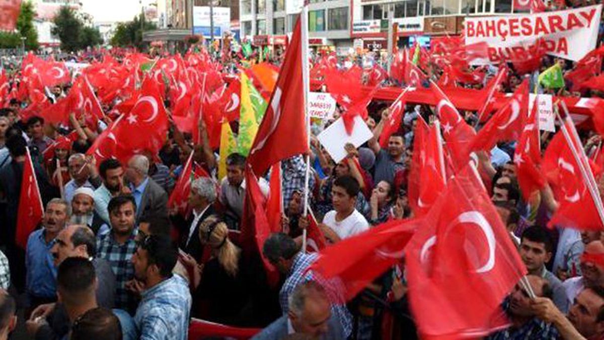 Van'da Darbe ve Terör Karşıtı Yürüyüşü Provoke Eden 2 Kişiye Sert Tepki