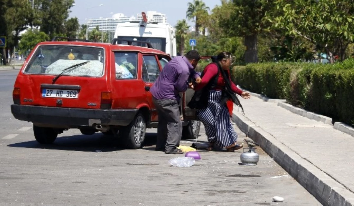 Antalya\'da Suriyeli Vatandaş Yol Ortasında Karısını Dövdü