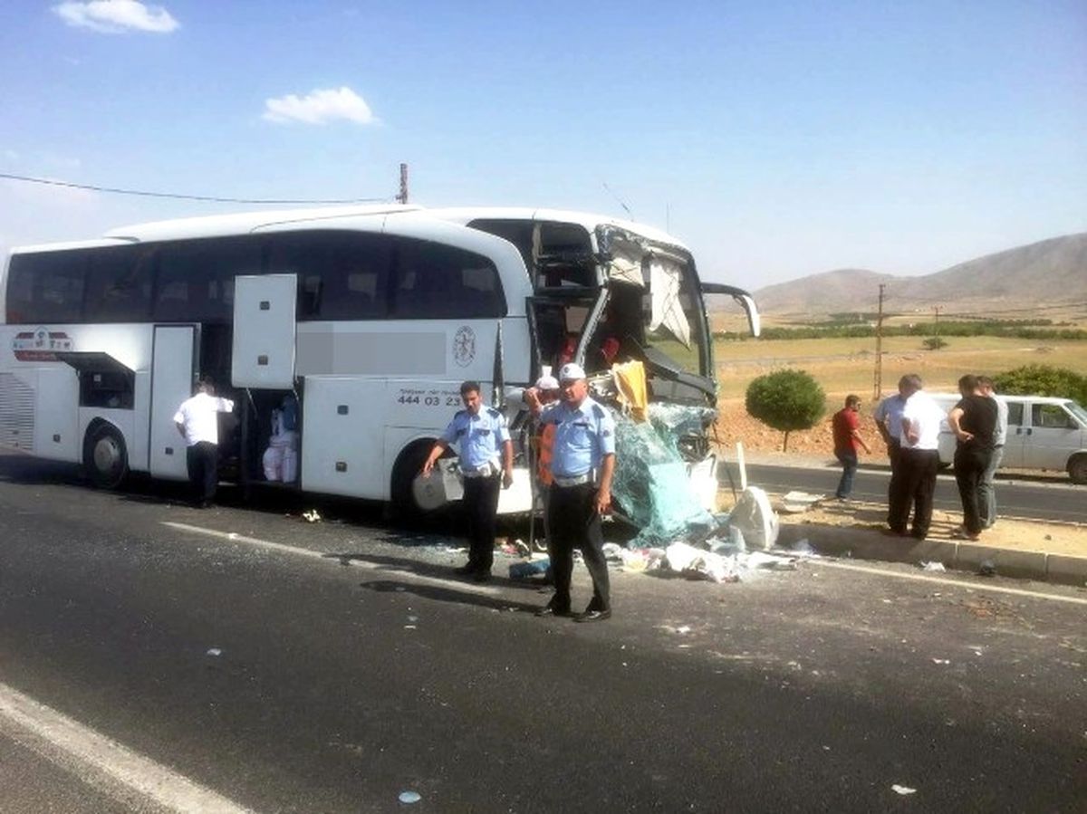 Yolcu Otobüsü Tır\'a Arkadan Çarptı: 1 Yaralı