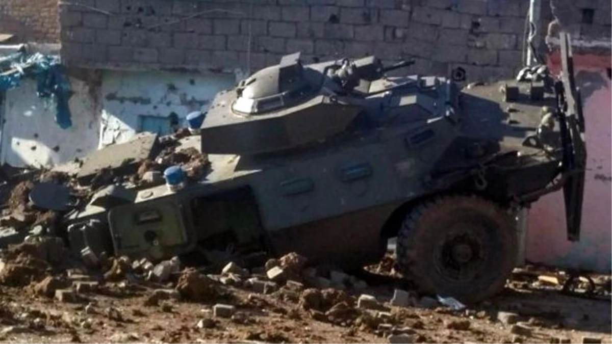 Şanlıurfa\'da Zırhlı Aracın Geçişi Sırasında Patlama: 1 Şehit 3 Yaralı