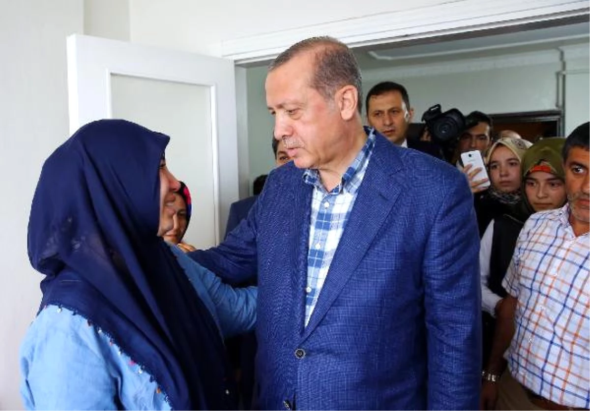 Cumhurbaşkanı Erdoğan, 15 Temmuz Şehitlerinin Ailelerini Ziyaret Etti