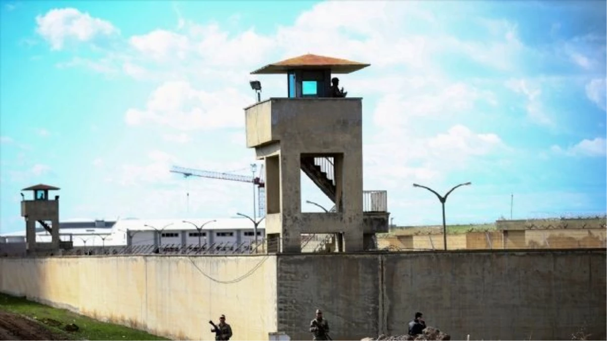 Diyarbakır\'da 26 Cezaevi Personeli Gözaltına Alındı