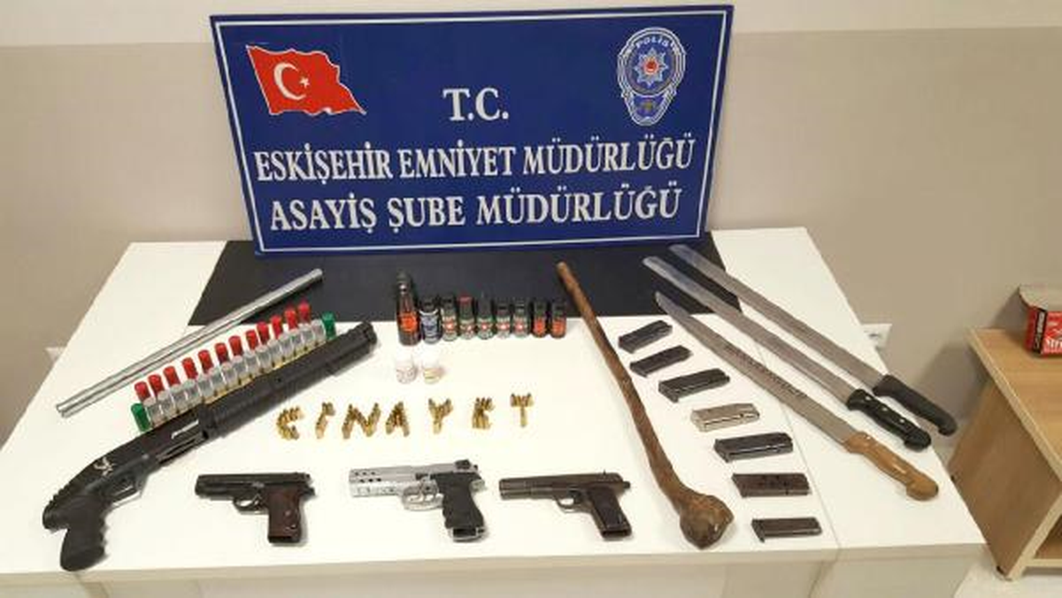 Eskişehir\'de 2 Eğlence Yerinde Yapılan Aramada Tüfek ve Tabancalar Bulundu