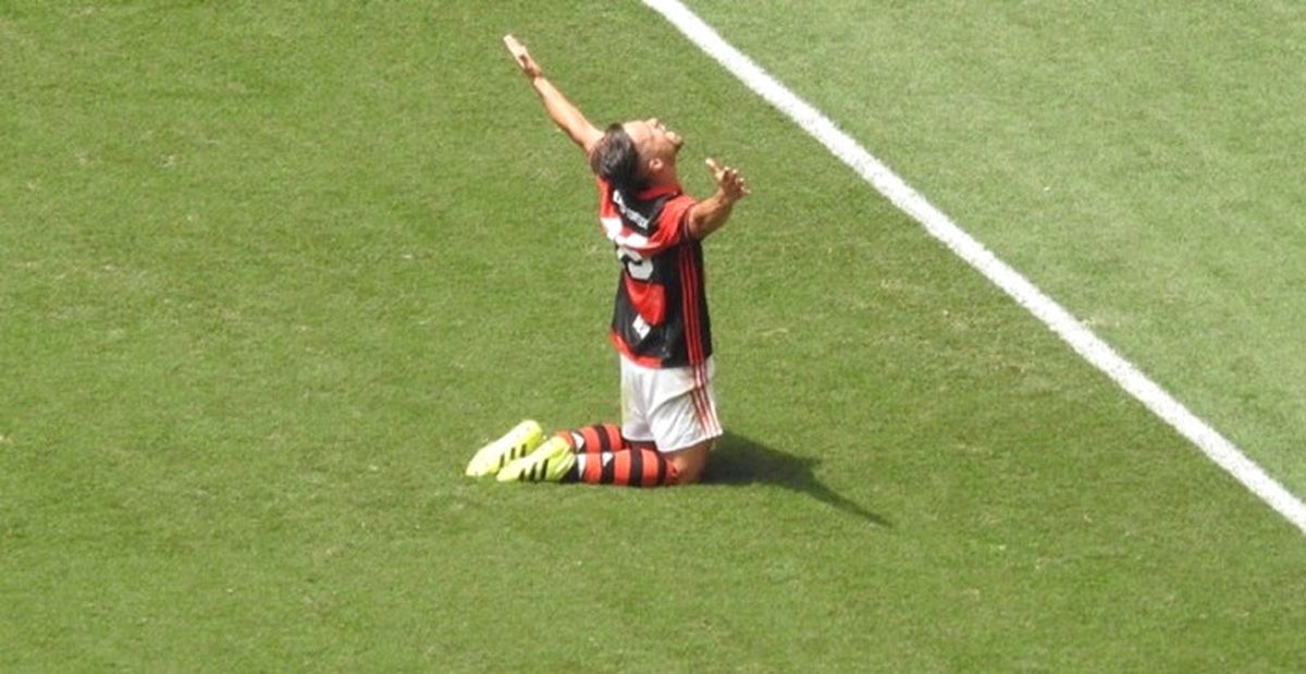 Fenerbahçe\'nin Eski Yıldızından Şık Kafa Golü!
