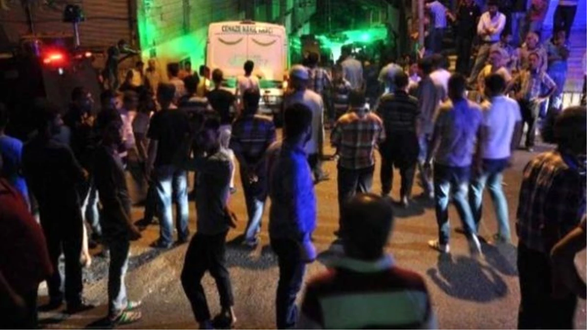 Gaziantep\'te Tehlikeli Gerginlik! Türk Bayrağını Almaya Çalıştılar