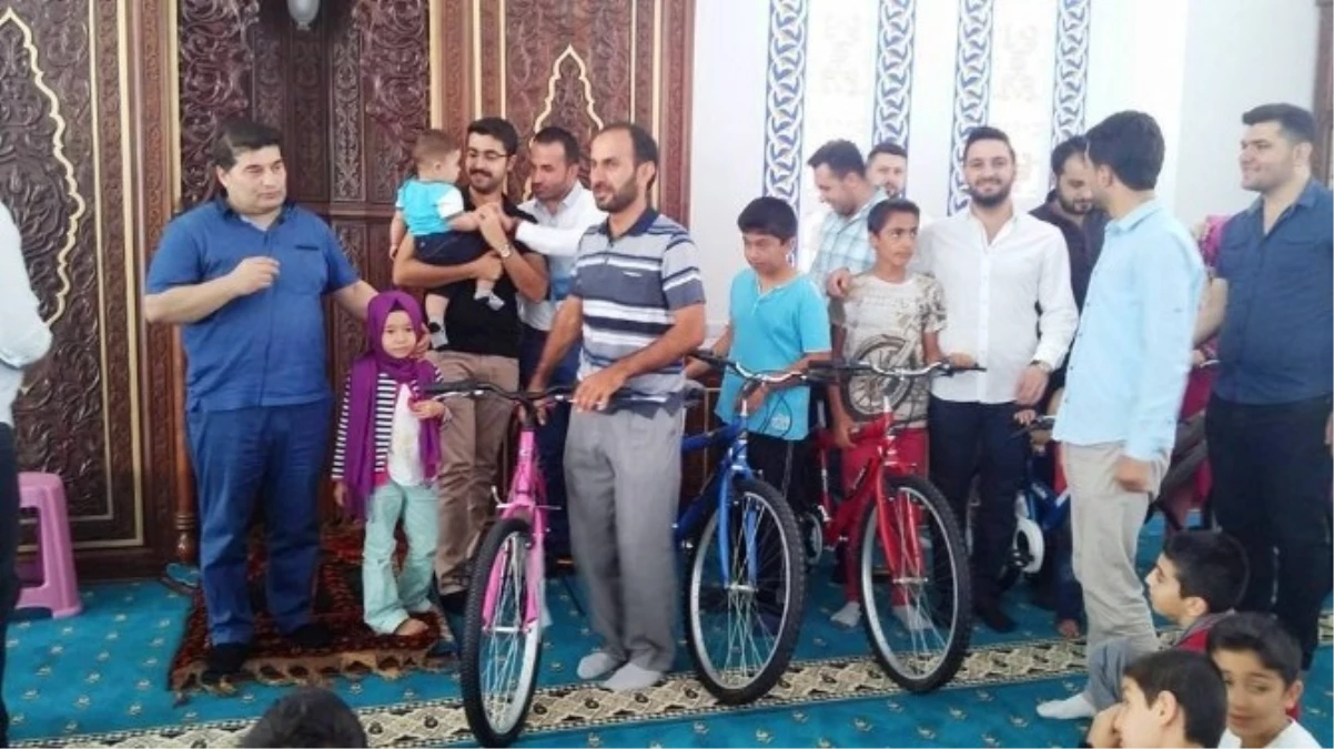 Kur\'an-ı Kerim Öğrenen Öğrencilere Bisiklet Hediye Edildi