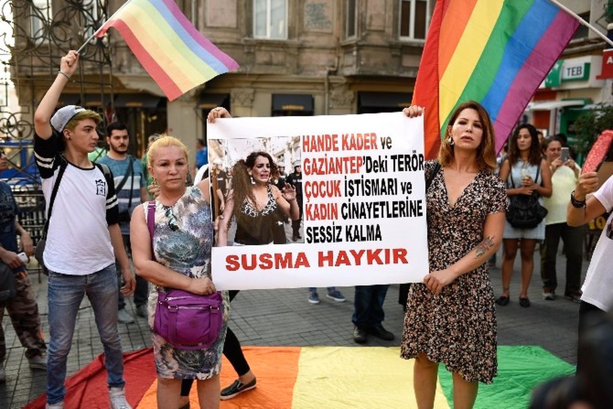 Lgbti Derneği Üyeleri Sarıyer\'de Cesedi Bulunan Hande Kader İçin Beyoğlu\'nda Eylem Yaptı